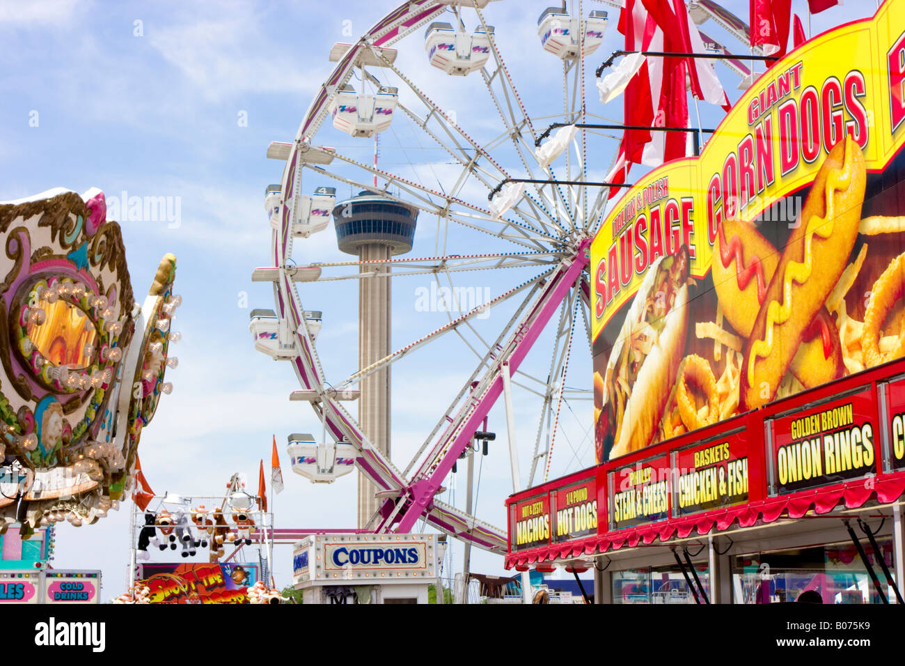 Fiesta carnival giostre e la Torre delle Americhe in San Antonio Texas Foto Stock