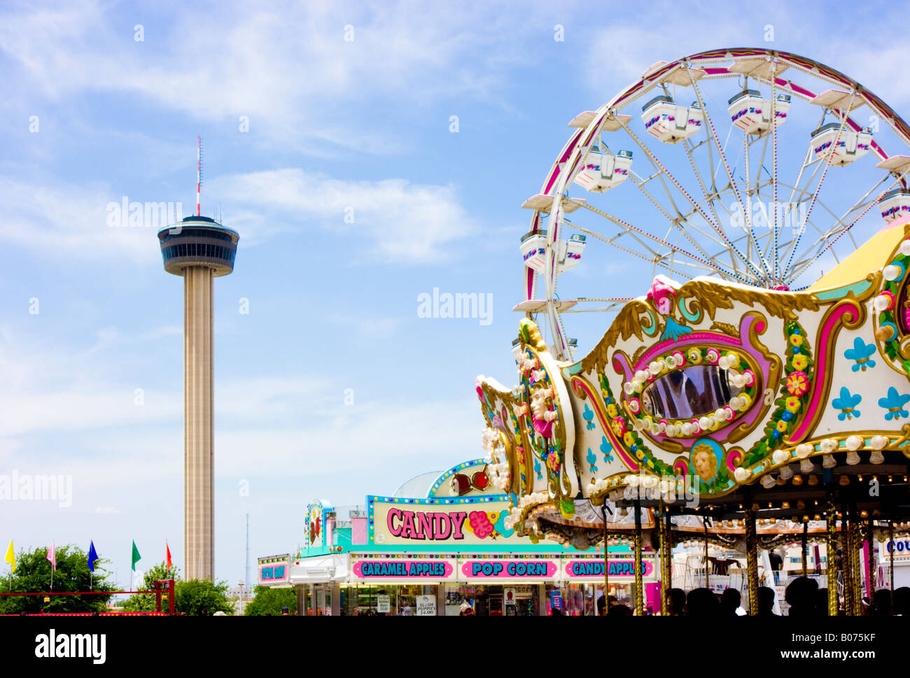 Fiesta carnival giostre e la Torre delle Americhe in San Antonio Texas Foto Stock