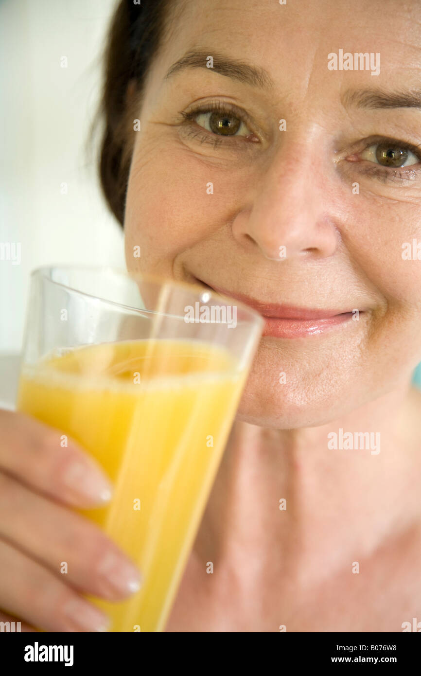 Bere il succo d'arancia Foto Stock