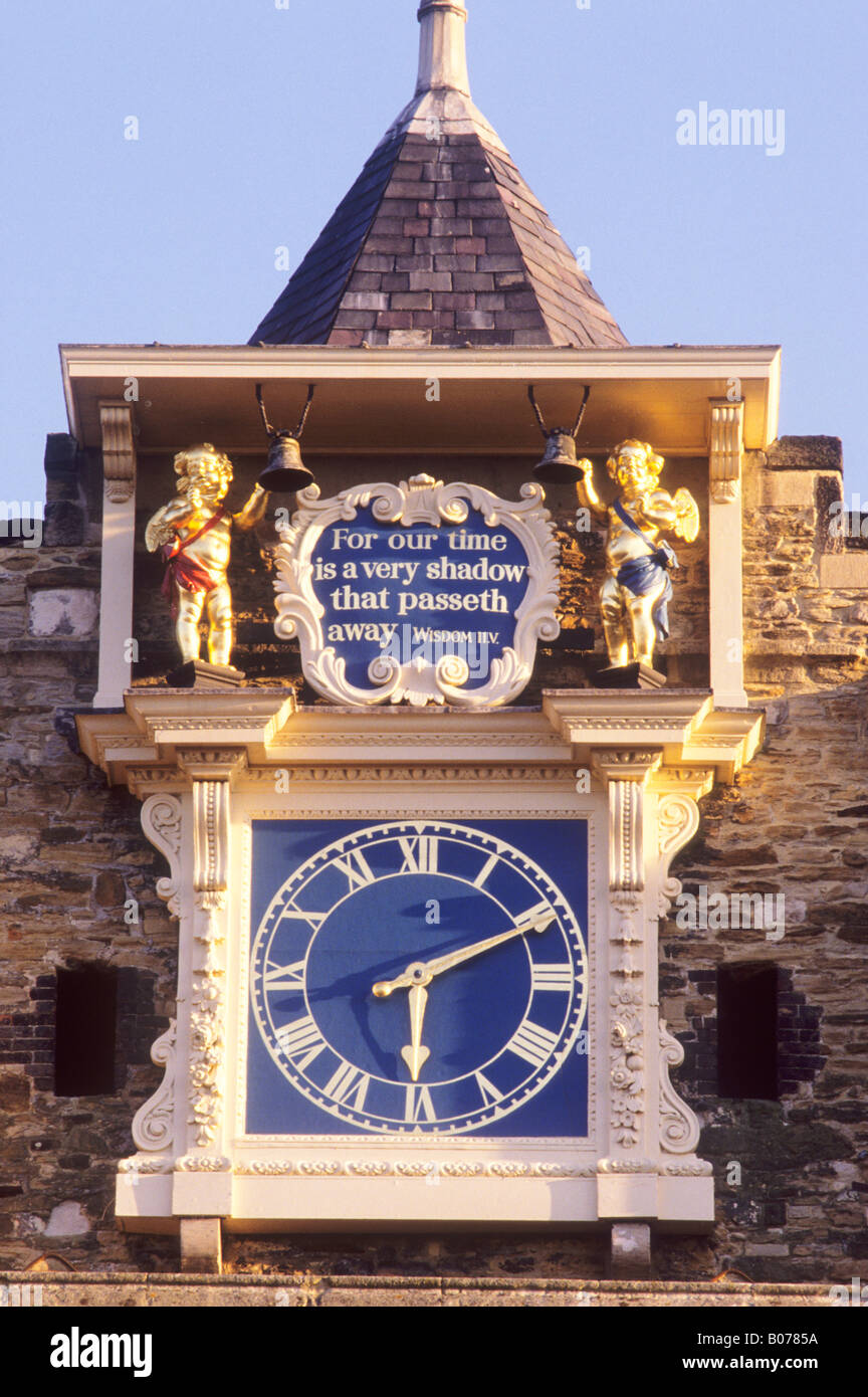 Trimestre ragazzi Chiesa torre con orologio della segala Sussex England Regno Unito motto biblico preventivo putti che colpisce le campane blu tempo di fronte orologio Foto Stock