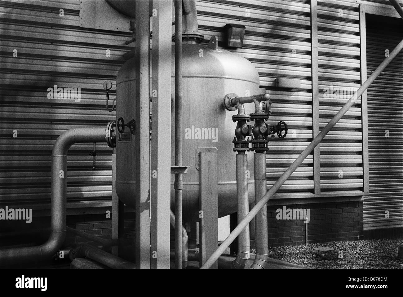 Serbatoio metallico al di fuori di una fabbrica. Foto Stock