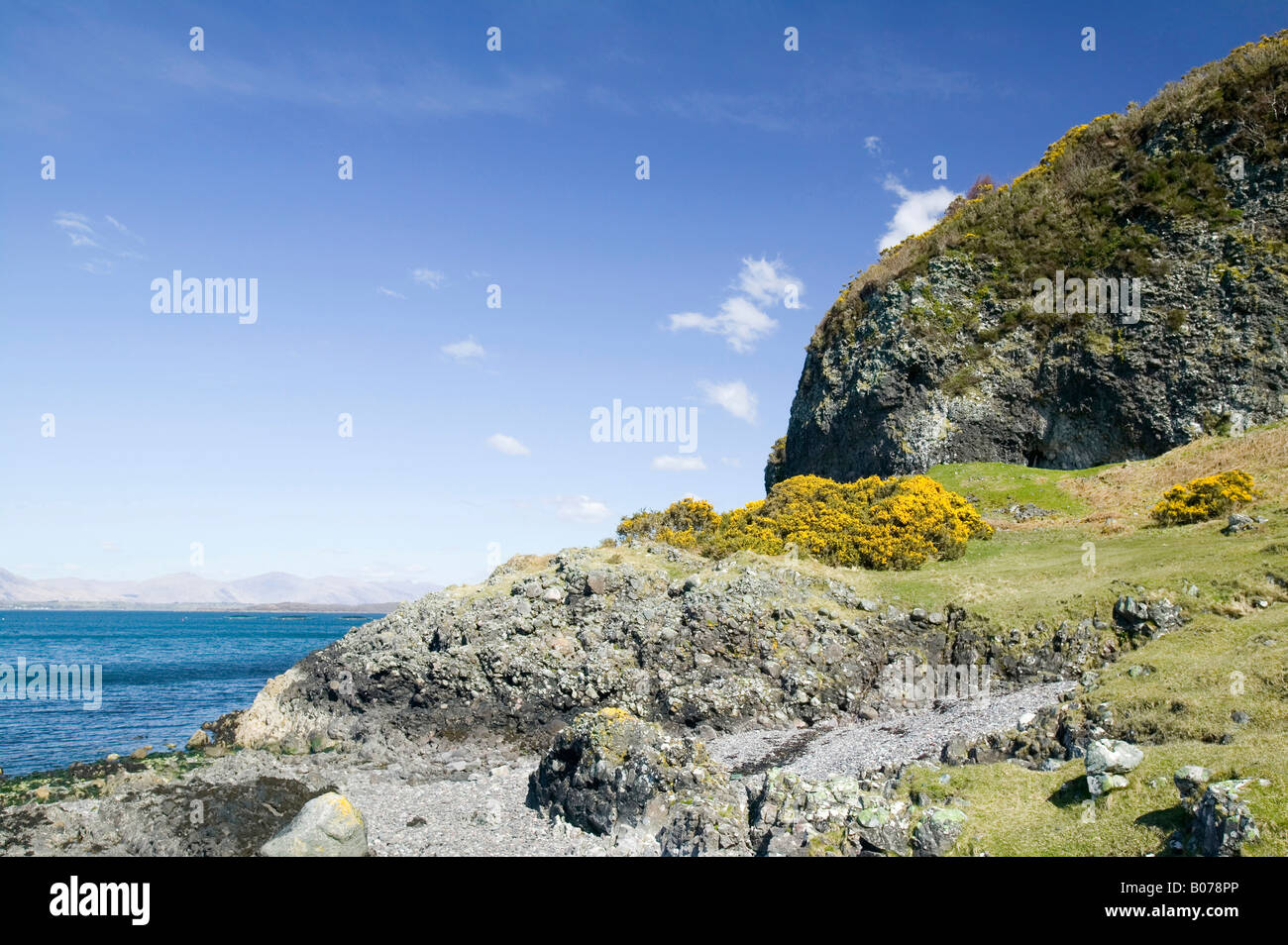 Prova del passato il cambiamento climatico e la glaciazione sollevata piattaforme di spiaggia e vecchi sollevato scogliere sul mare causati dal rimbalzo isostatico Foto Stock