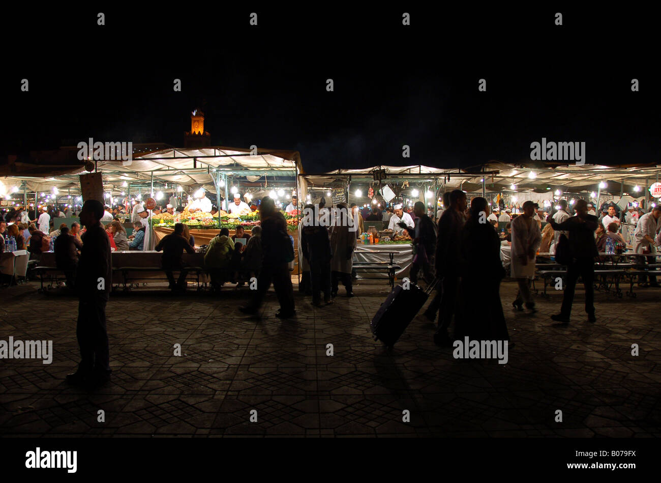 Djemaa el Fna bancarelle prodotti alimentari di notte a Marrakech, Marocco Foto Stock
