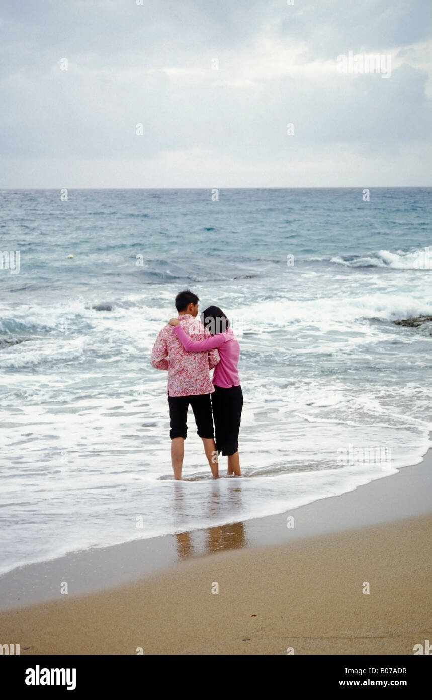 Un giovane costeggiata sulla spiaggia di Kenting Taiwan Foto Stock