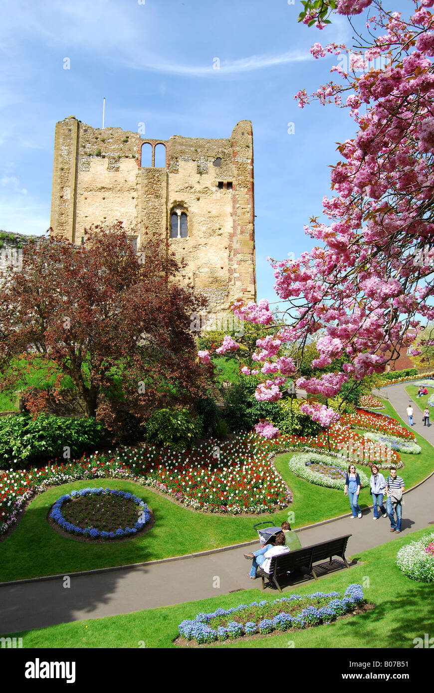 La Grande Torre e i terreni del Castello in primavera, Guildford, Surrey, Inghilterra, Regno Unito Foto Stock