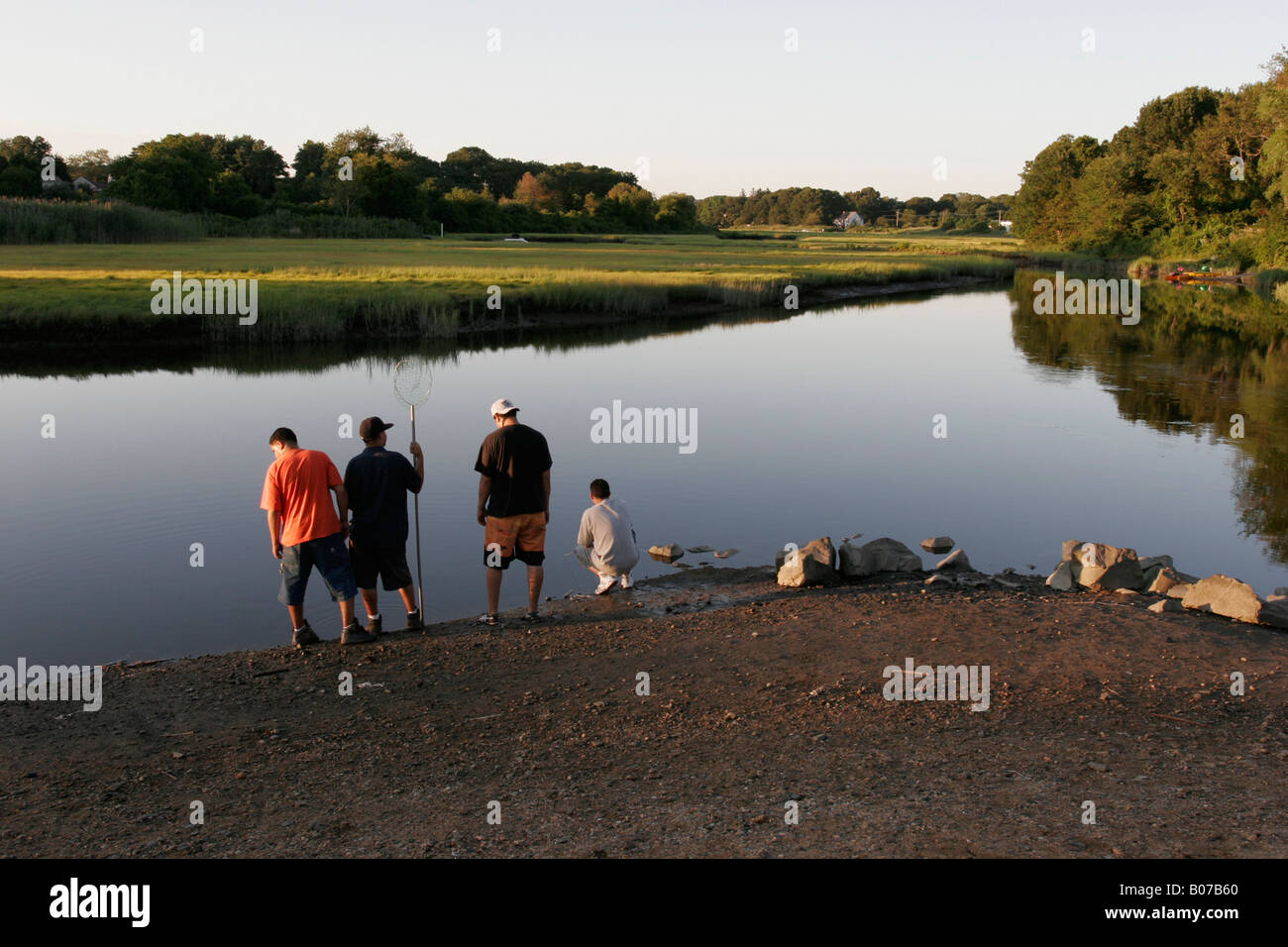 I giovani pescatori pescato granchi su un estuario river Foto Stock