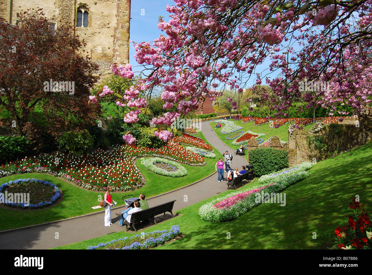 Guildford Castello e giardini in primavera, Castle Street, Guildford, Surrey, Inghilterra, Regno Unito Foto Stock