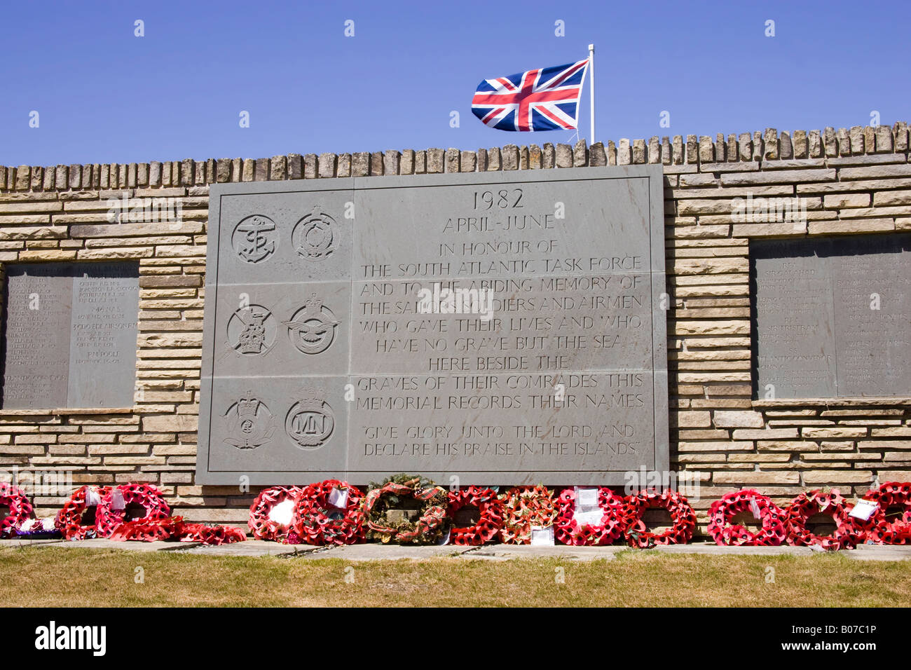 Pietra commemorativa presso il British Cimitero di guerra la marcatura del conflitto del 1982 a San Carlos, Isole Falkland, Sud Atlantico Foto Stock