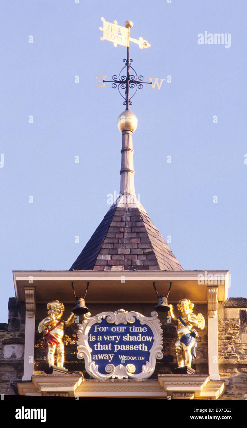 Trimestre ragazzi Chiesa Parrocchiale campanile orologio Segala Sussex England Regno Unito motto biblico preventivo putti che colpisce le campane weathervane di tempo Foto Stock