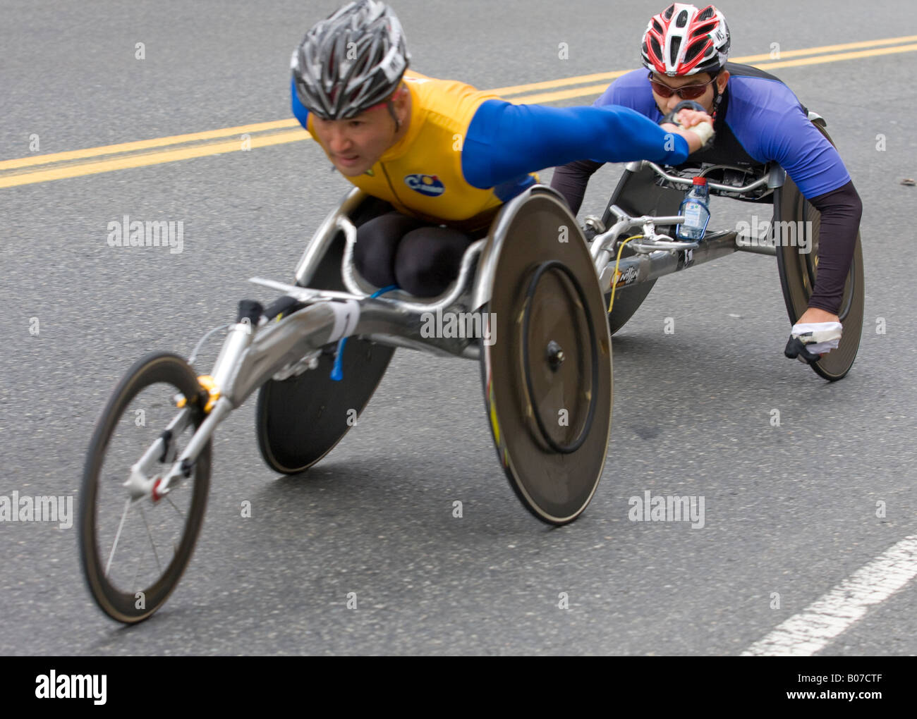 Tandem spingere la sedia a rotelle di bordo racers alla Boston Marathon 2008 Foto Stock