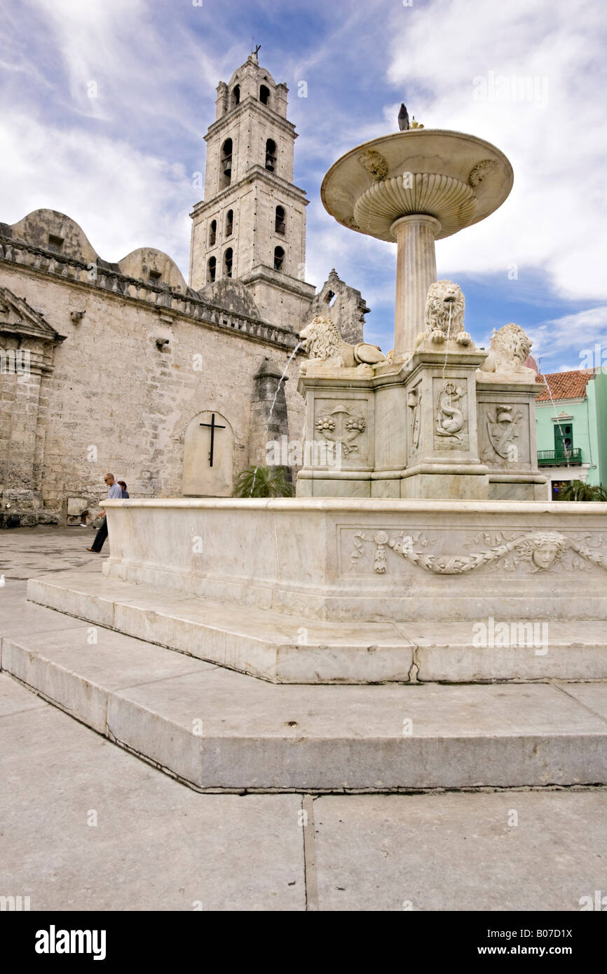 La Fuente de Los Leones e Iglesia de San Francisco de Asis. La Habana Vieja. L'Avana vecchia. Cuba. Foto Stock