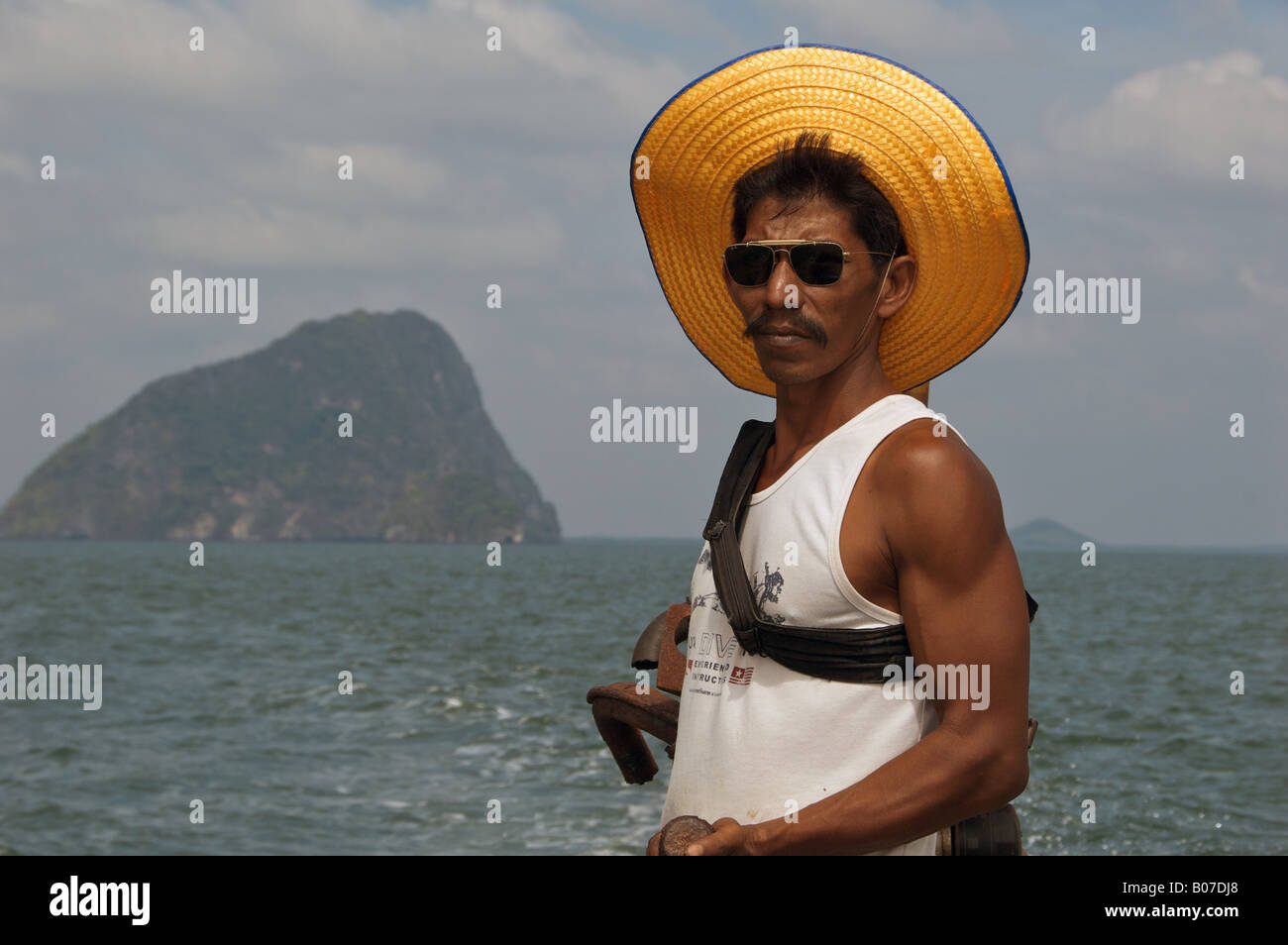 Barcaiolo nel cappello di paglia Anadaman Mare Ko Lanta Thailandia Foto Stock
