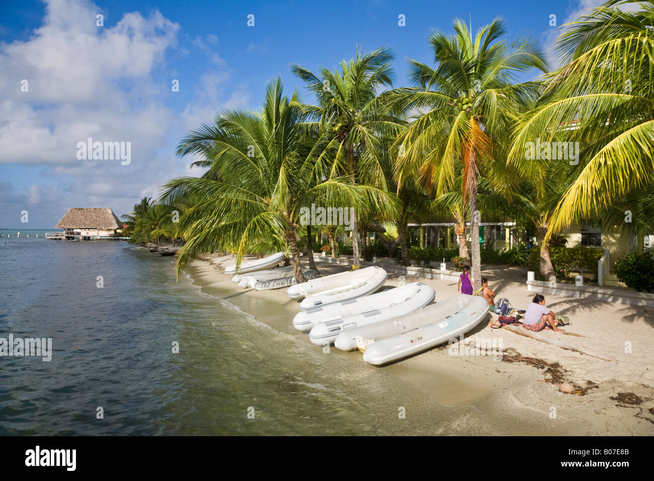 Belize, Placencia, gli ormeggi dingies sulla spiaggia Foto Stock