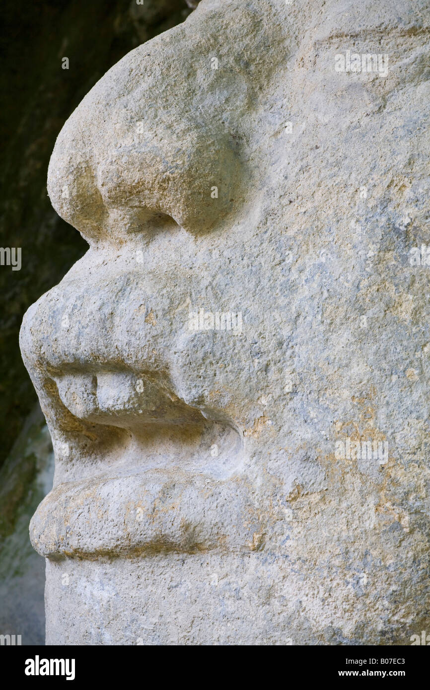 Belize, Lamanai, Maschera Tempio (struttura N9-56), 13ft maschera di un uomo in un coccodrillo copricapo Foto Stock