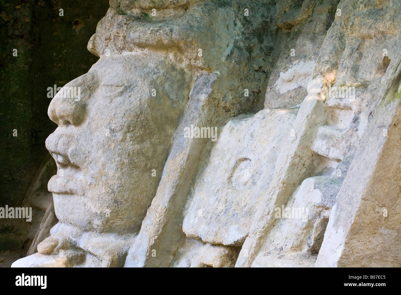 Belize, Lamanai, Maschera Tempio (struttura N9-56), 13ft maschera di un uomo in un coccodrillo copricapo Foto Stock