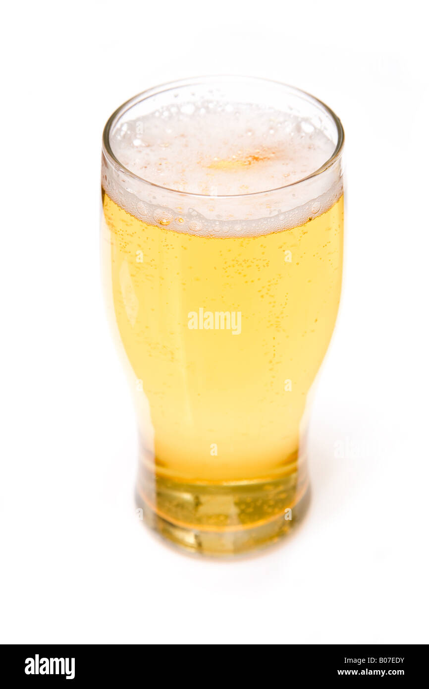La pinta di birra lager isolato su un bianco di sfondo per studio. Foto Stock