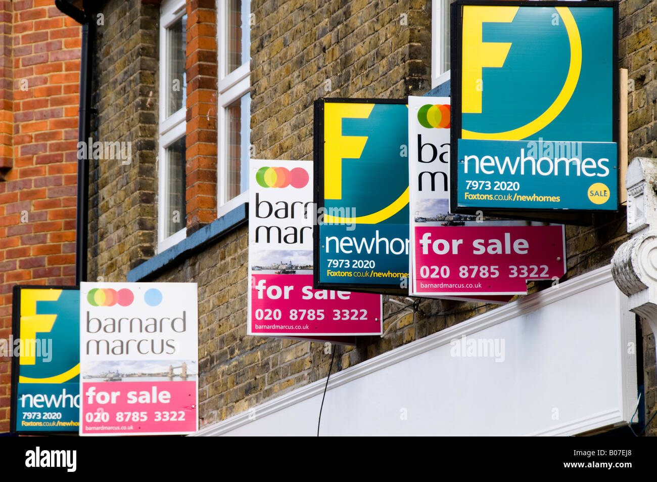 In vendita segni di vari agenti immobiliari Foto Stock