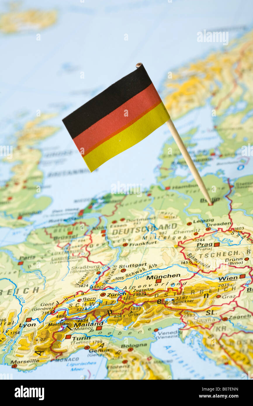Bandiera tedesca su una mappa topografica Foto Stock