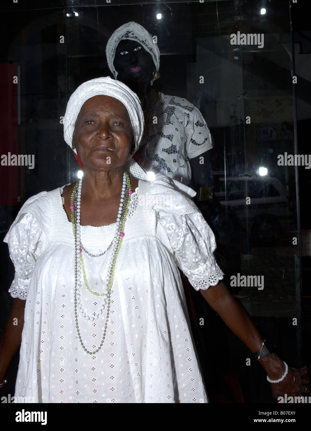 Mae de Santo in casa da Boa Morte a Cachoeira città vicino a Salvador de Bahia, Brasile,, mercado São Joaquim,voodo, statuetta, blackma Foto Stock