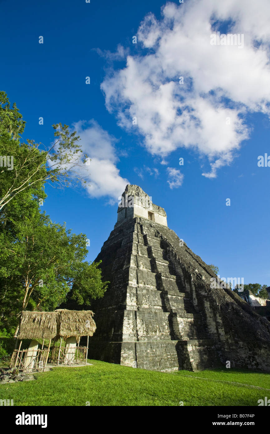 Guatemala, El Petén, Tikal, Gran Plaza, Tempio 1, tempio della grande Jaguar o Templo del Gran Jaguar Foto Stock