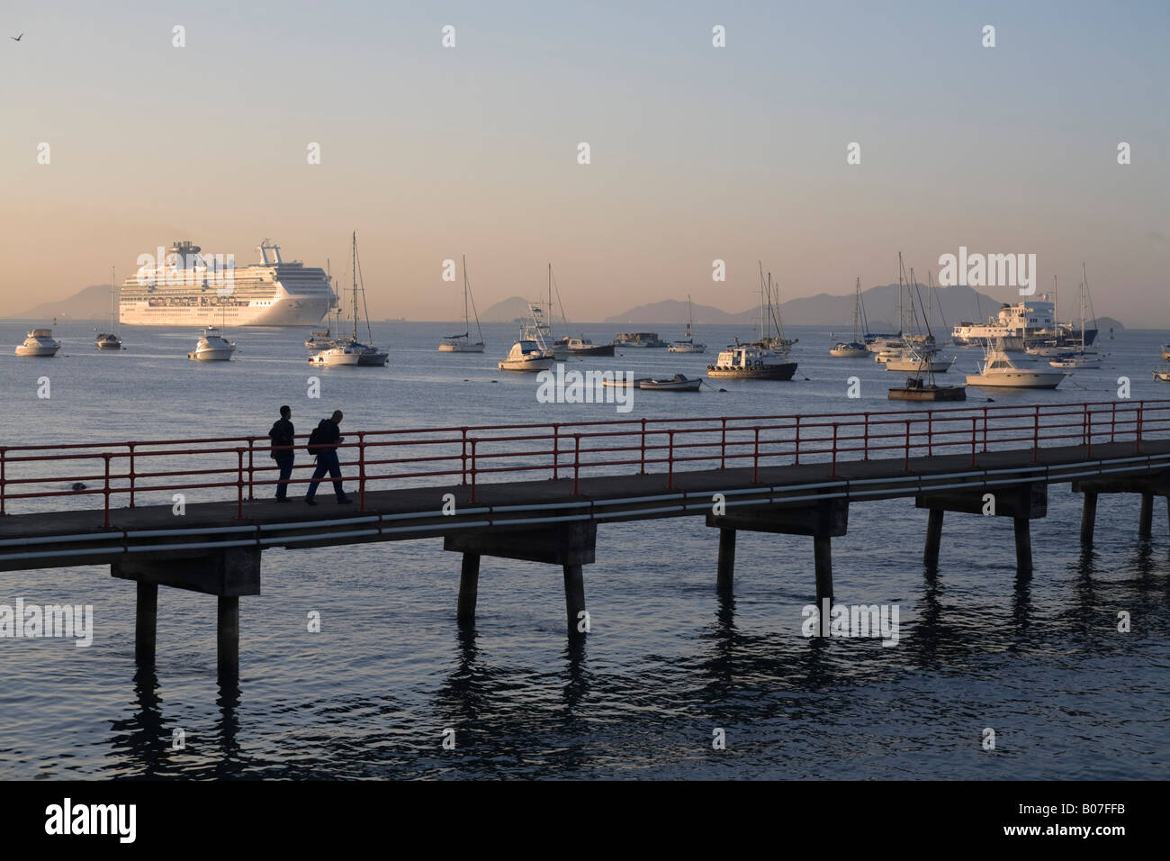 Panama, Panama City, gente camminare lungo il molo con una nave da crociera a vela nel Canale di Panama Foto Stock