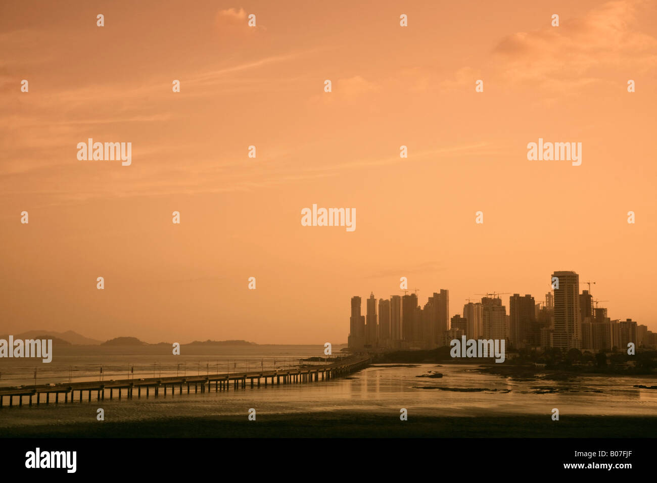 Panama, Panama City, skyline della città e del Corredor Sur (corridoio meridionale Expressway) al tramonto Foto Stock