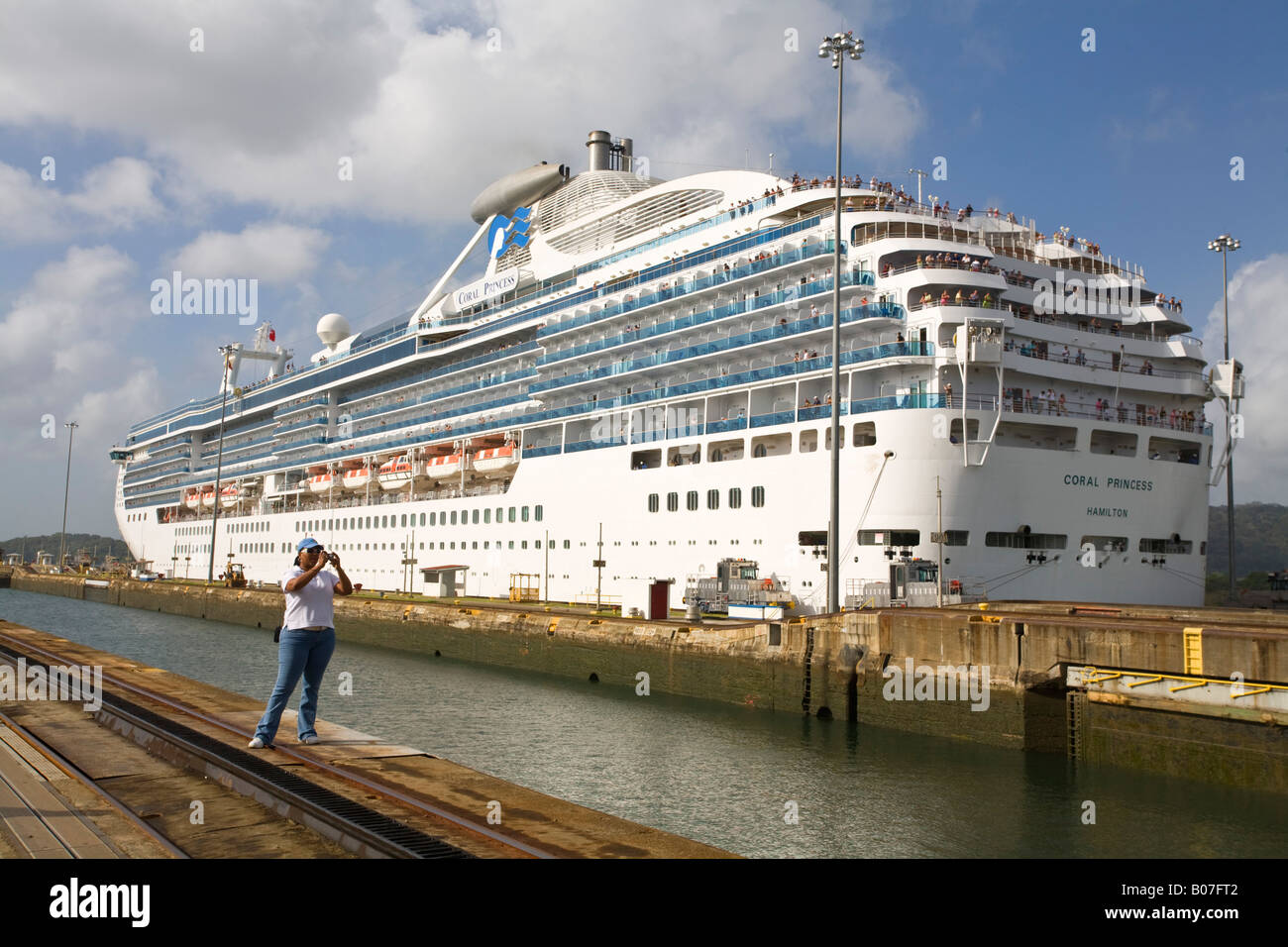 Panama, Panama Canal, Gatum serrature, Coral Princess nave da crociera Foto Stock