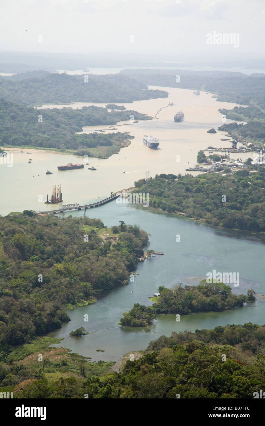 Panama, Gaillard Cut, navi in transito sul Canale di Panama Foto Stock