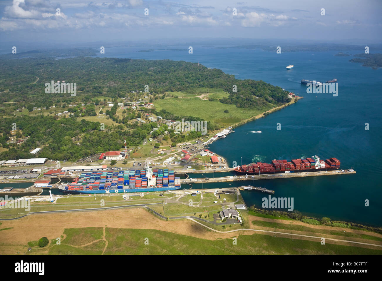 Panama, Panama Canal, navi container in serrature Gatun Foto Stock