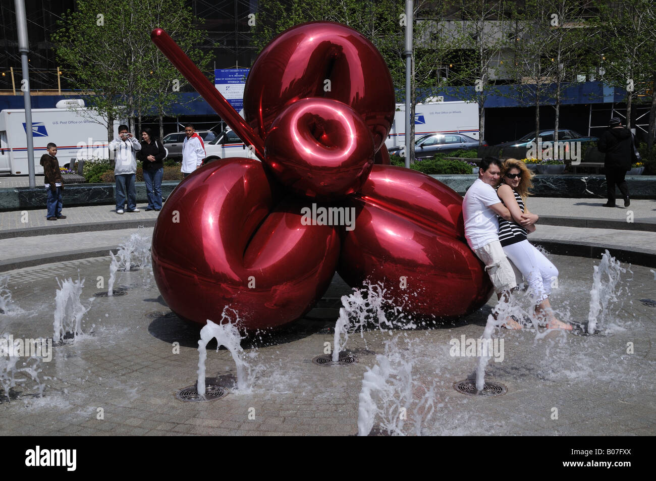 Un Jeff Koons scultura denominata " Fiore a palloncino (rosso)" è in Plaza di fronte 7 World Trade Center di Manhattan. Foto Stock