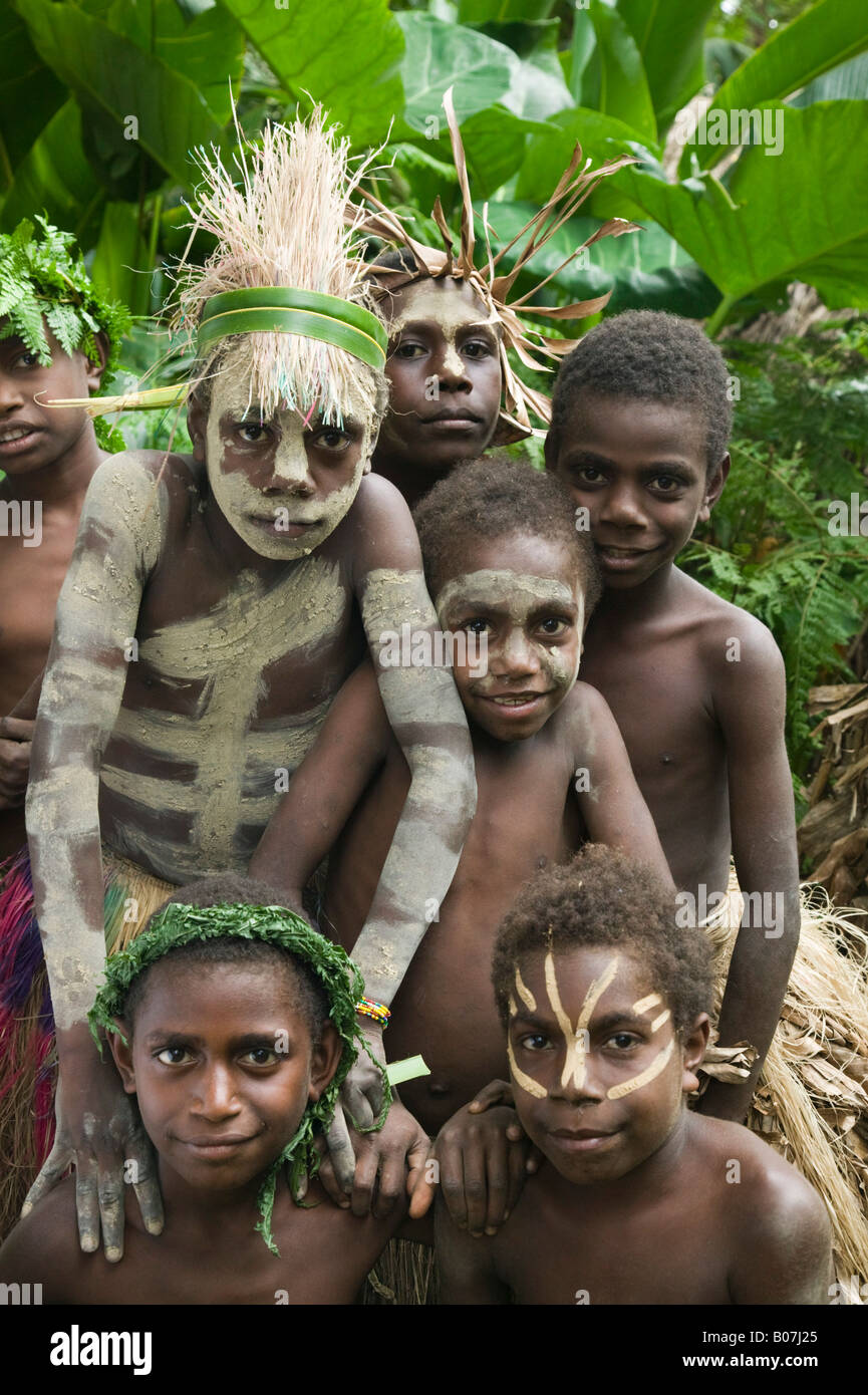 Vanuatu, dell'Isola di Tanna Fetukai, Magia Nera e prova di Kava Tour-Villagers in abito nativo Foto Stock