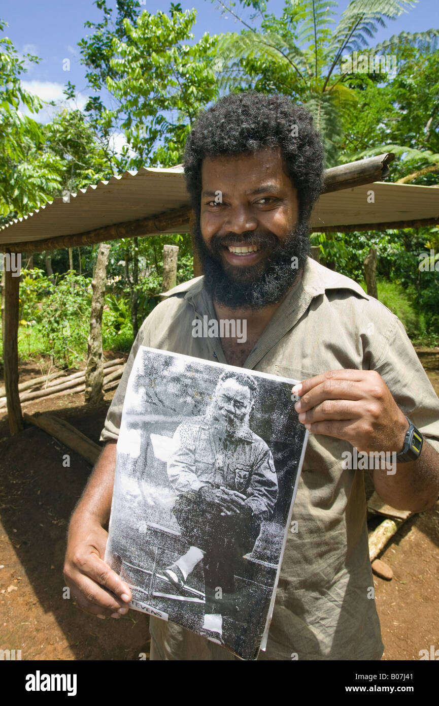 Vanuatu, Espiritu Santo Isola, Yankee Stevens, figlio di Vanuatu indipendenza attivista Jimmy Stevens con un ritratto di suo padre Foto Stock