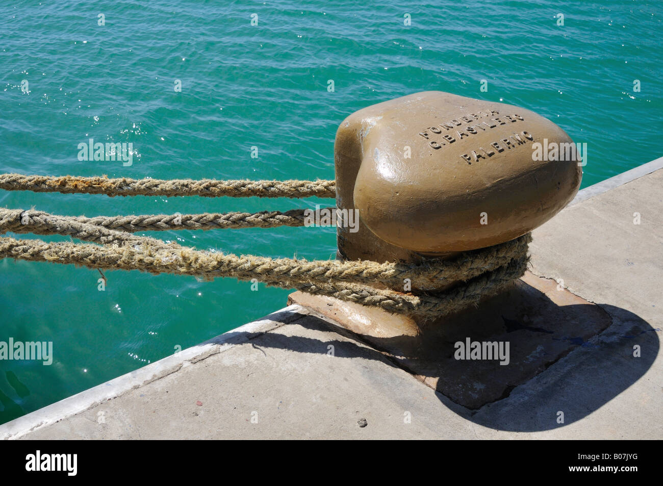 Bollard, Licata Harbour, Sicilia, Italia Foto Stock