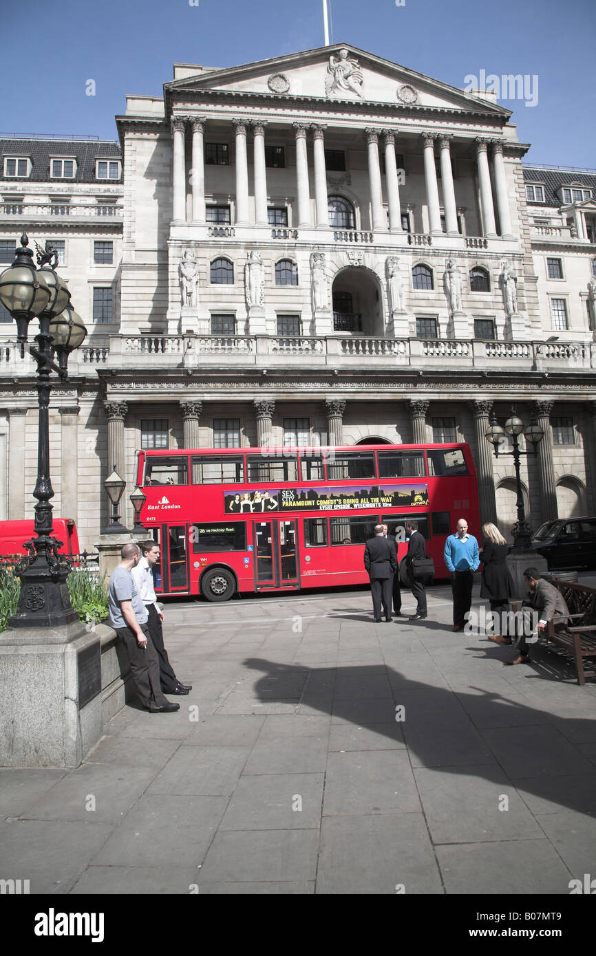 Bus rosso a due piani, Bank of England, Threadneedle Street, Città di Londra, Inghilterra Foto Stock