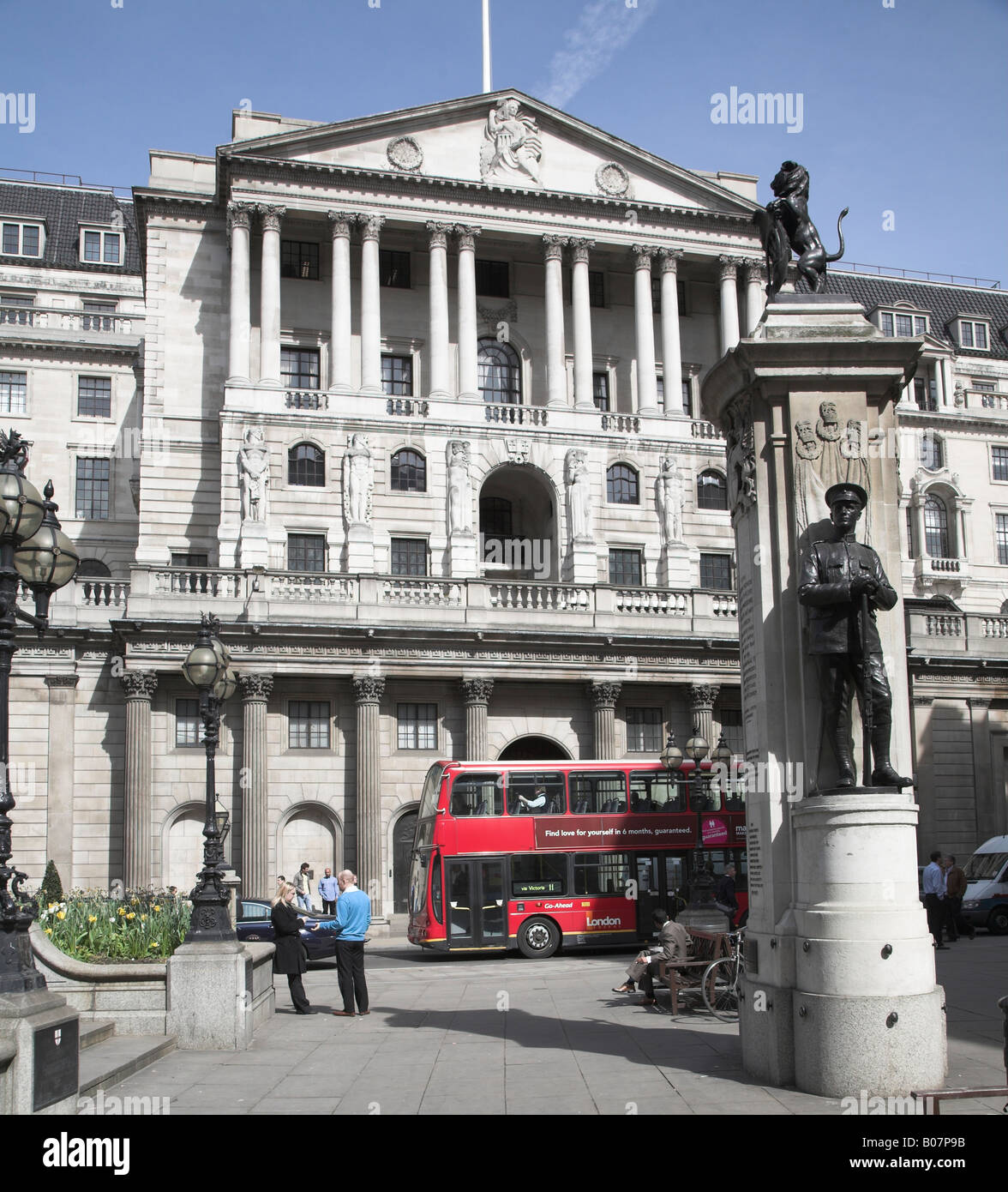 Bus rosso a due piani, Bank of England, Threadneedle Street, Città di Londra, Inghilterra Foto Stock