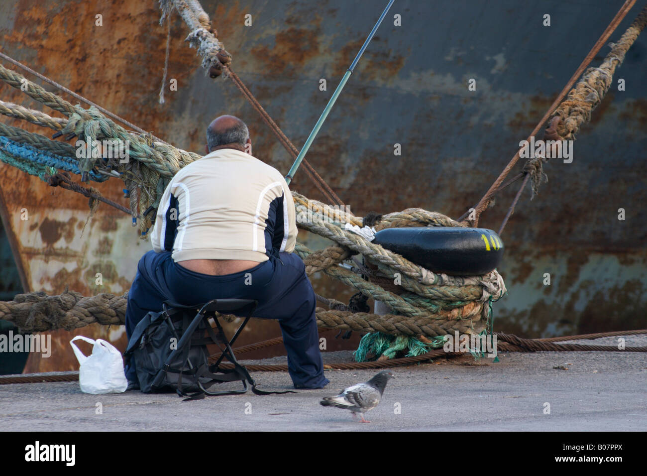 Uomo spagnolo di pesca in Las Palmas docks su Gran Canaria. Foto Stock