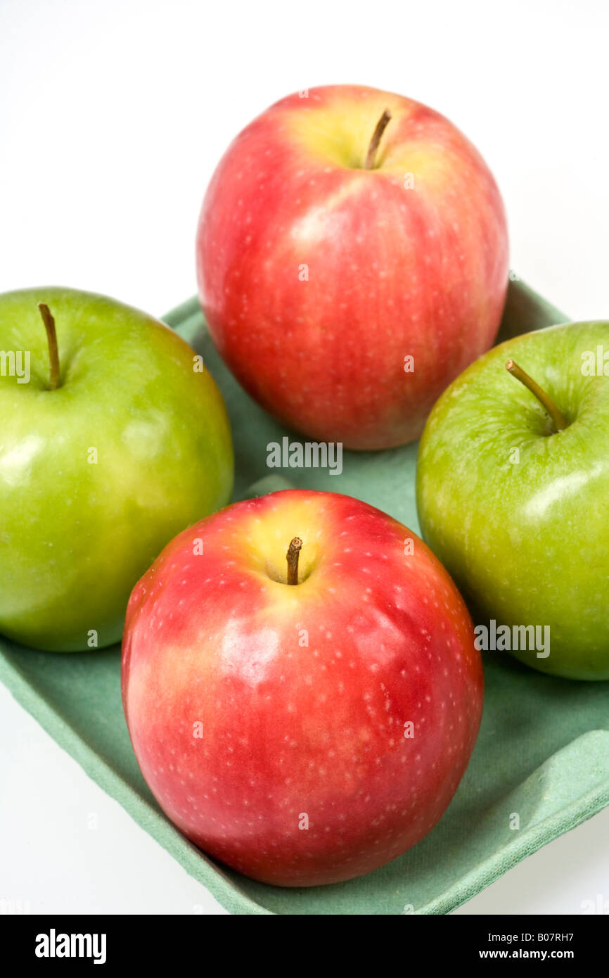 Confezione verde vassoio contenente le mele Granny Smith e Pink Lady Foto Stock