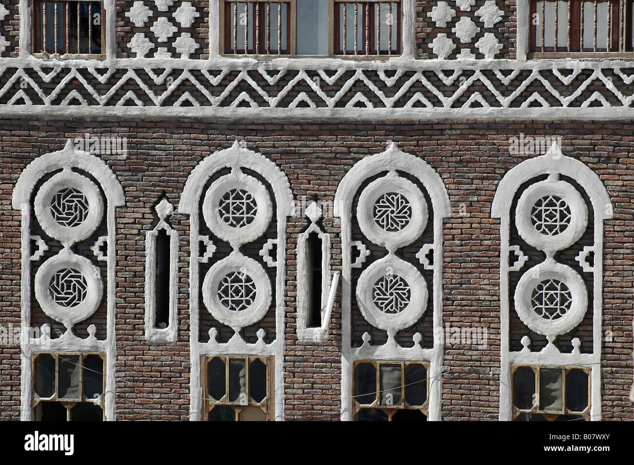 Il riccamente decorata facciata di una casa in Yemen la capitale Sana'a Foto Stock