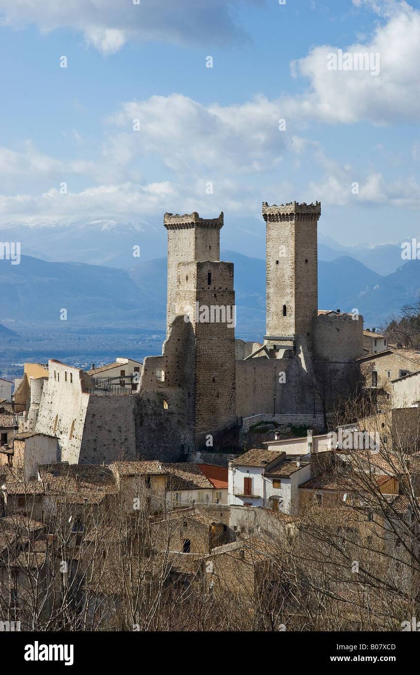 Il piccolo borgo di Pacentro, nella regione Abruzzo, Italia centrale Foto Stock