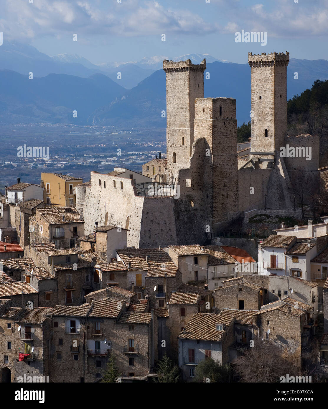 Il piccolo borgo di Pacentro, nella regione Abruzzo, Italia centrale Foto Stock