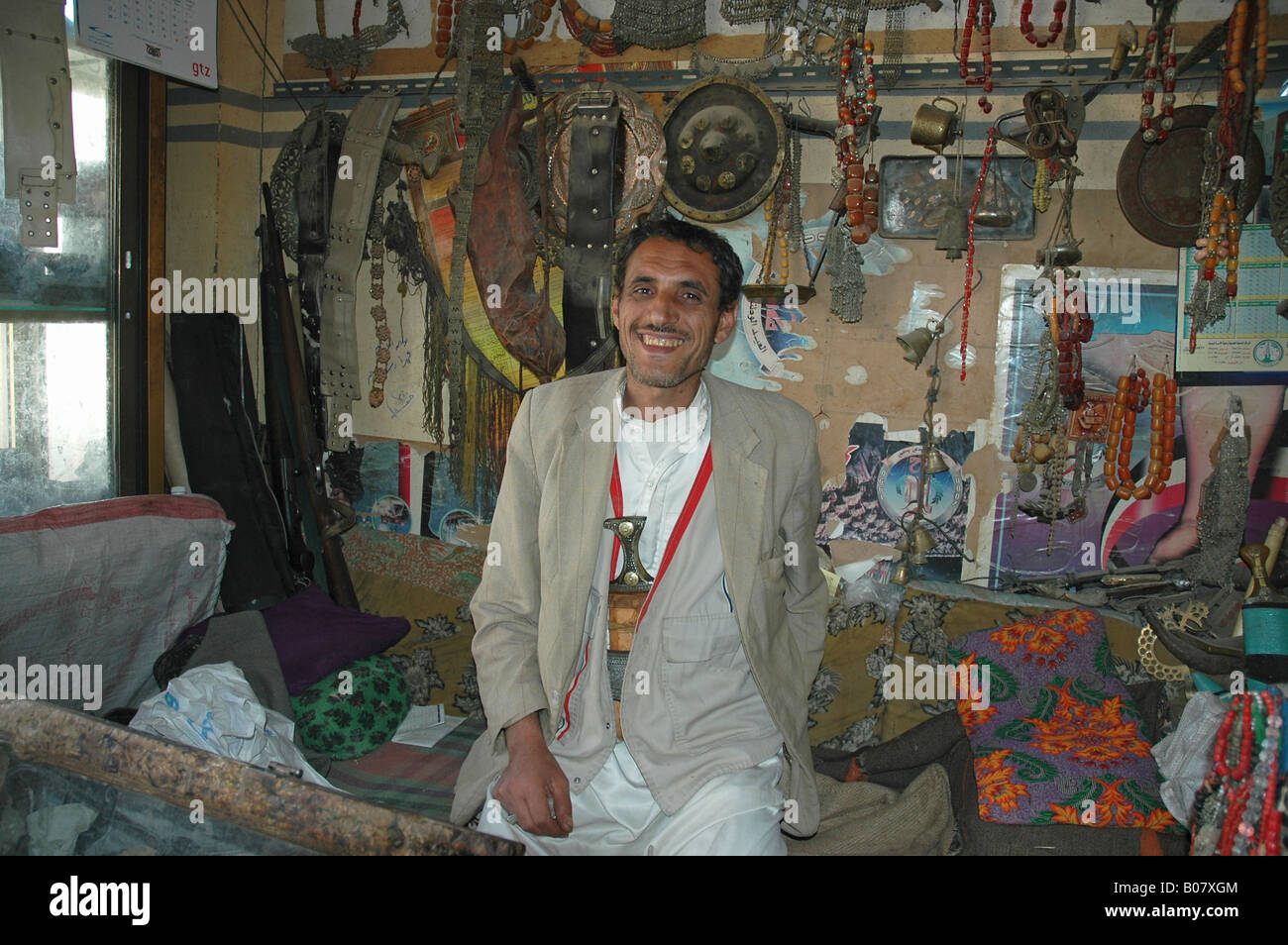 Un veterano di guerra nello Yemen il città di Amran gestisce una curiosità e negozio di antiquariato Foto Stock