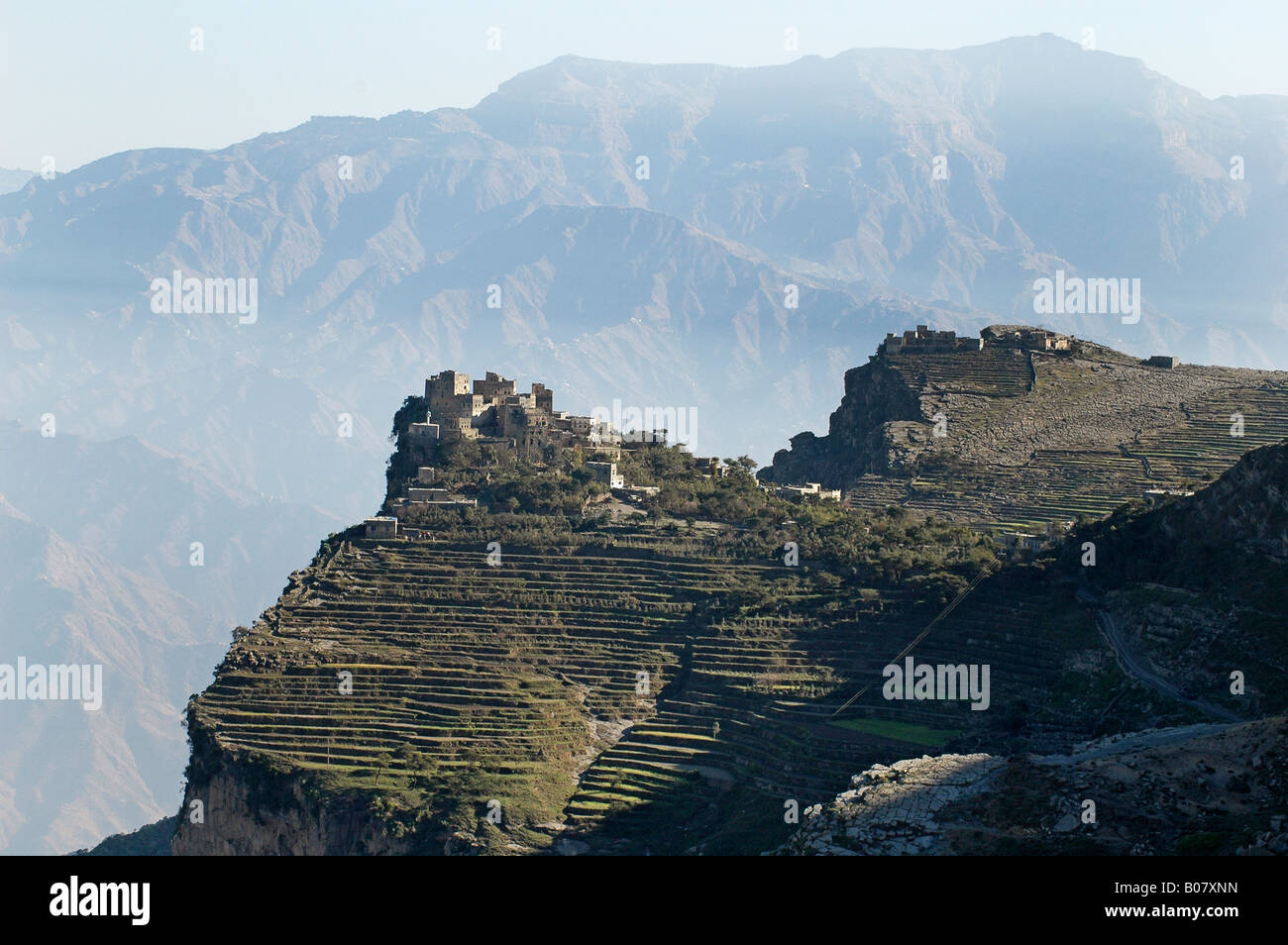 Lo Yemen è Haraz picchi di montagna e le piste sono un'ambientazione spettacolare per miriadi di antichi villaggi e frazioni Foto Stock