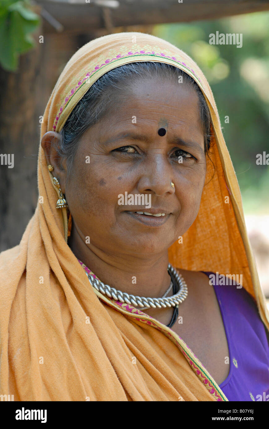 Closeup di donna che indossa gioielli tradizionali. Tribù di Pawara. Facce rurali dell'India Foto Stock