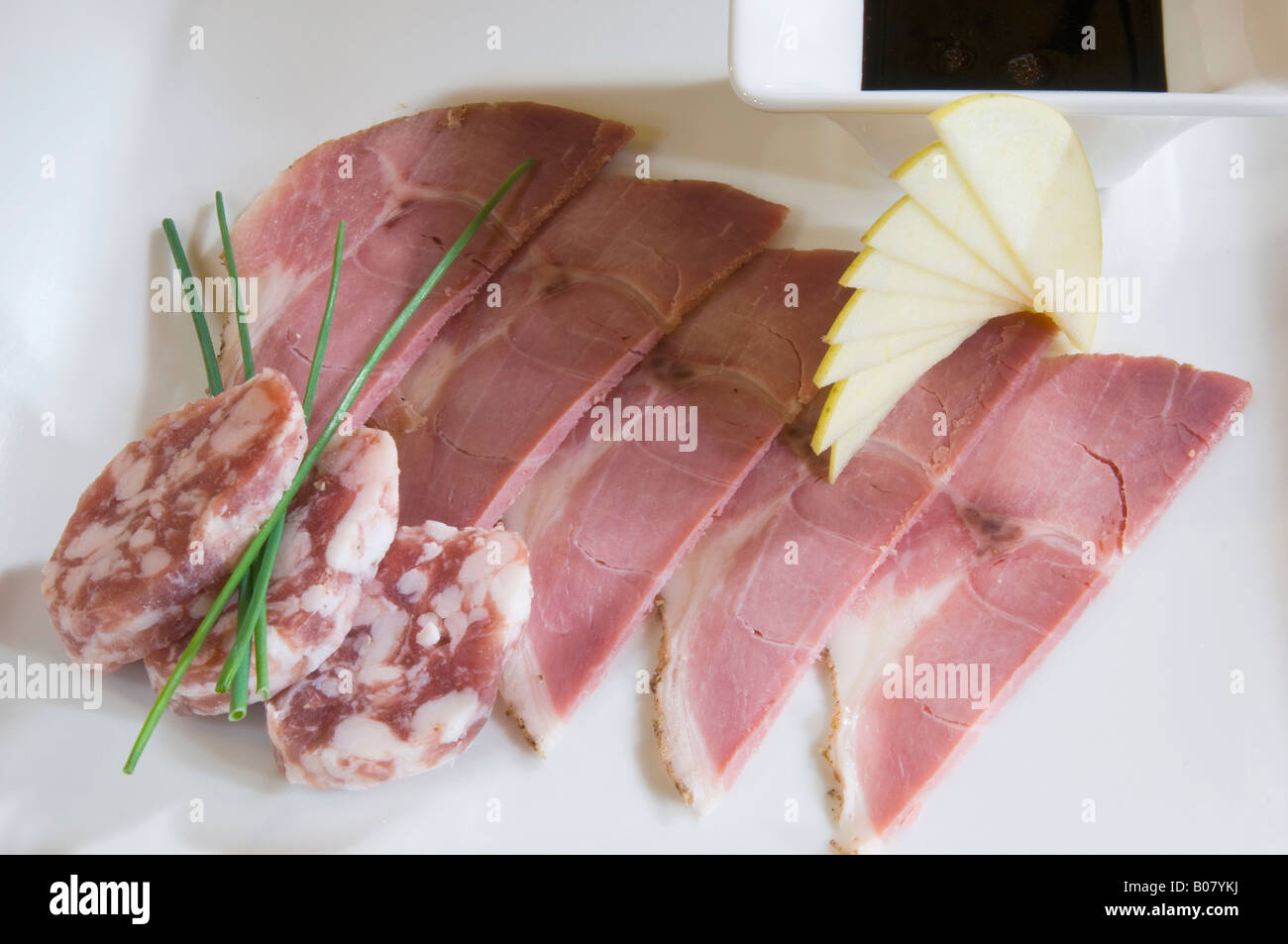 Tipici salumi italiani, vari tipi di carne fredda fatta di carne di maiale, disposte in un quadrato piatto Foto Stock