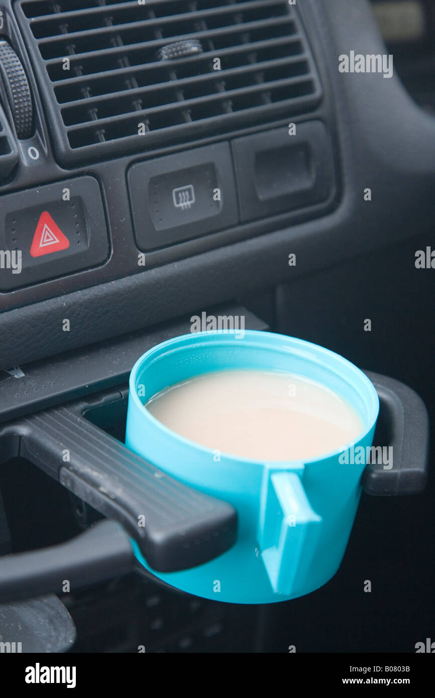 Tazza di tè realizzato in un thermos coperchio nel portabicchiere di una VW Golf Foto Stock