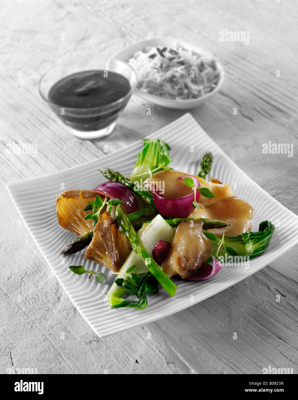Vegetariano orientale stir fry di verdure con pak choi, asparagi, mnushrooms e salsa hoisin Foto Stock