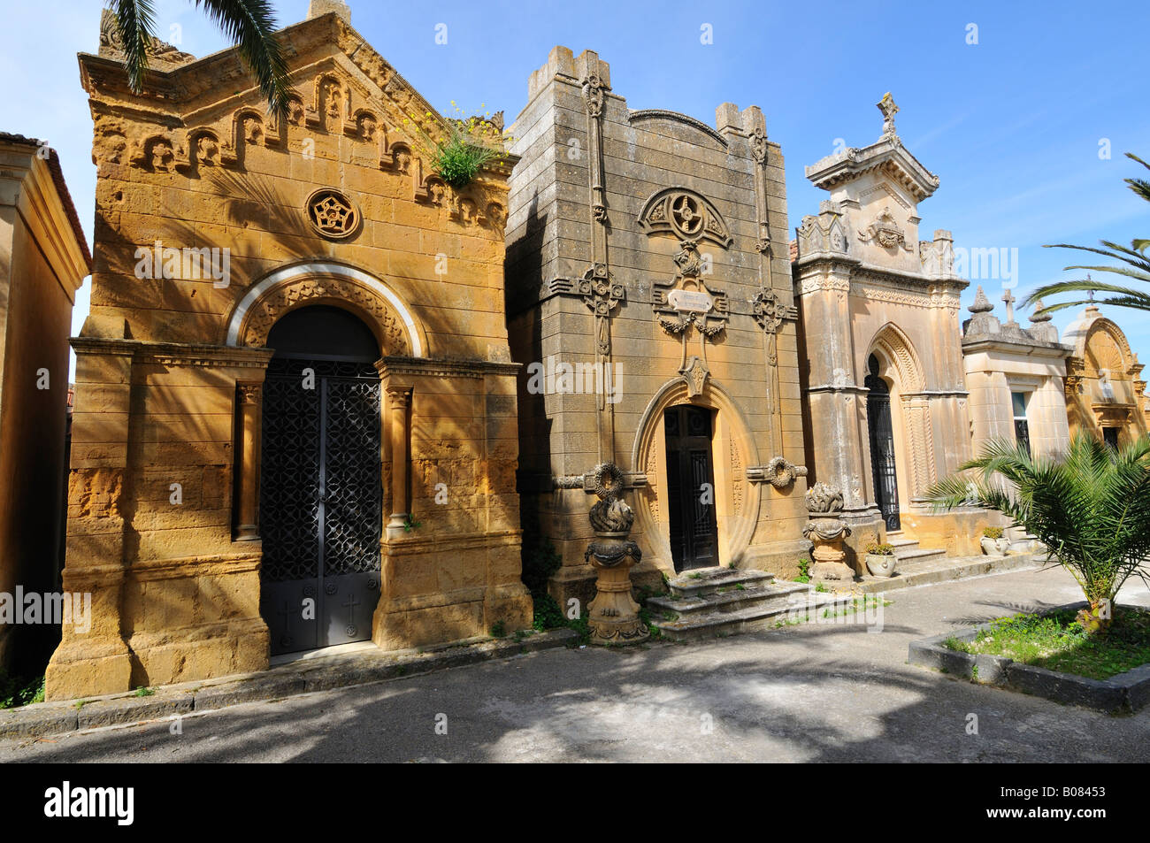 Antiche tombe di famiglia, Pietraperzia, Sicilia, Italia Foto Stock