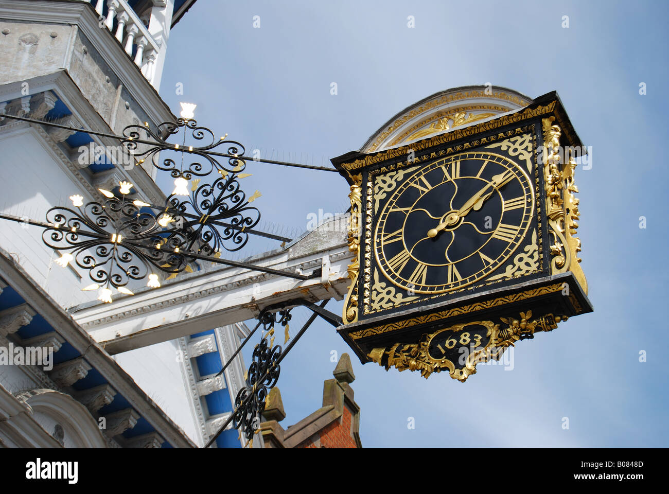 Xvii secolo Guildhall guilded orologio, la High Street, Guildford, Surrey, England, Regno Unito Foto Stock