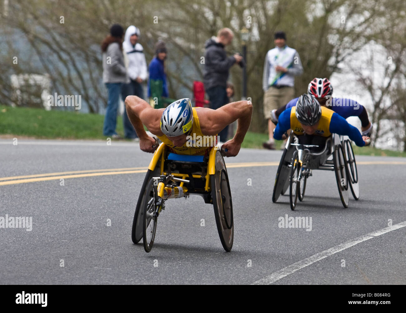 Spingere la sedia a rotelle di bordo racers alla Boston Marathon 2008 Foto Stock