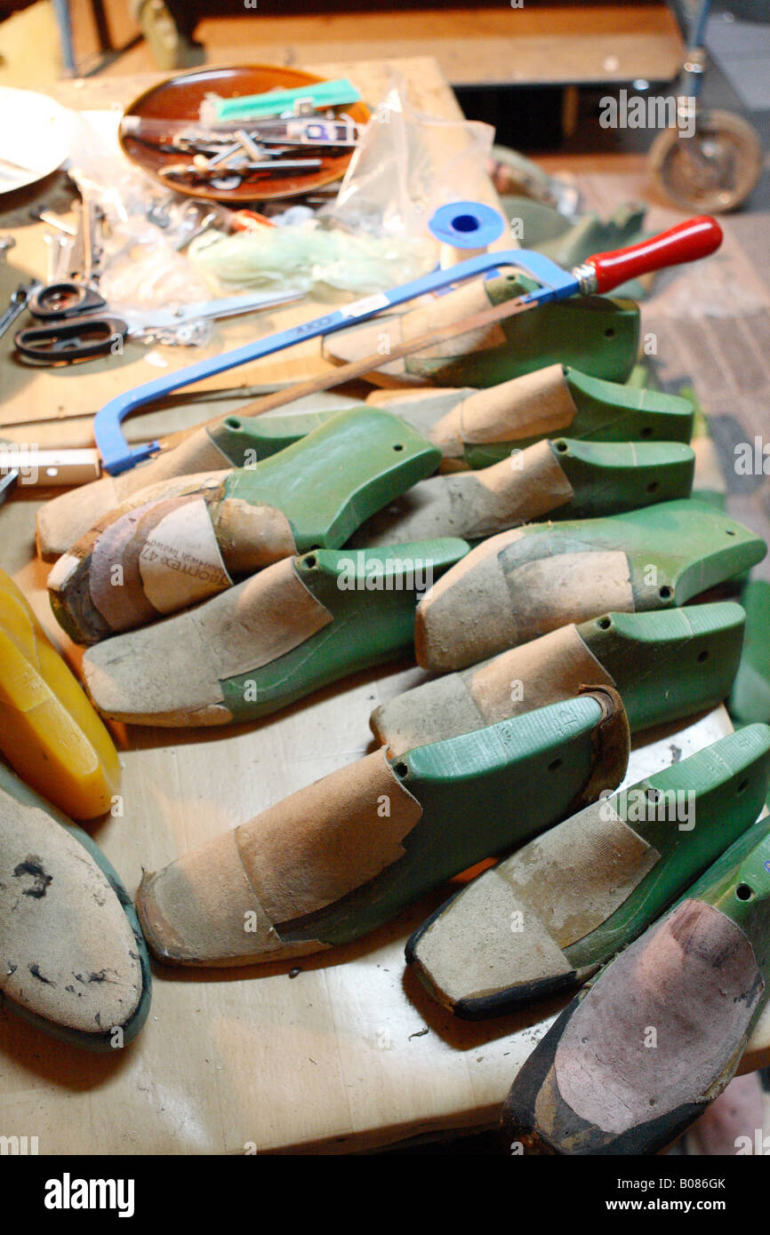 Calzatura su misura workshop mostra molte coppie di dura utilizzato per modellare e fabbricazione di scarpe singole Foto Stock